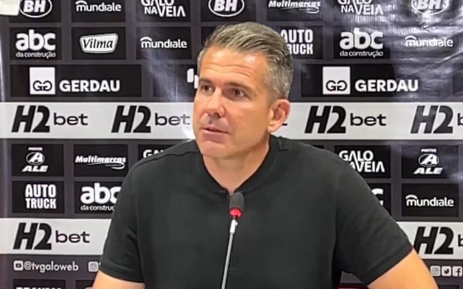 Diretor do Atlético-MG expressa descontentamento com arbitragem após empate com Internacional