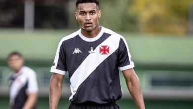 Jovem volante do Vasco sofre lesão grave e enfrenta afastamento prolongado dos gramados