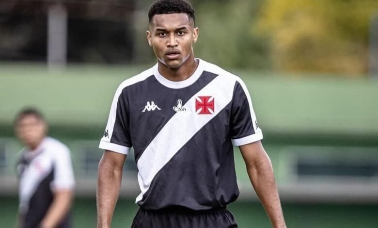 Jovem volante do Vasco sofre lesão grave e enfrenta afastamento prolongado dos gramados