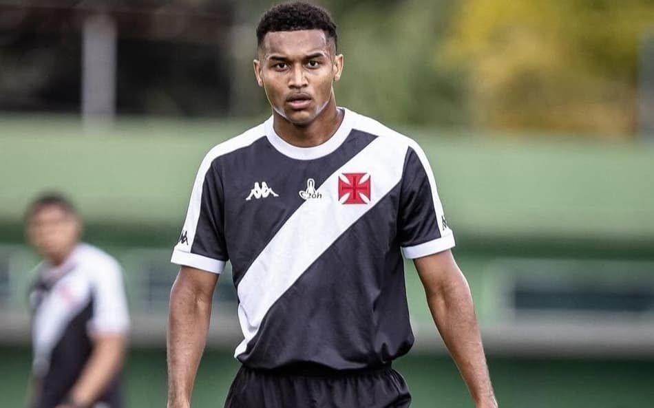 Jovem volante do Vasco sofre lesão grave e enfrenta afastamento prolongado dos gramados