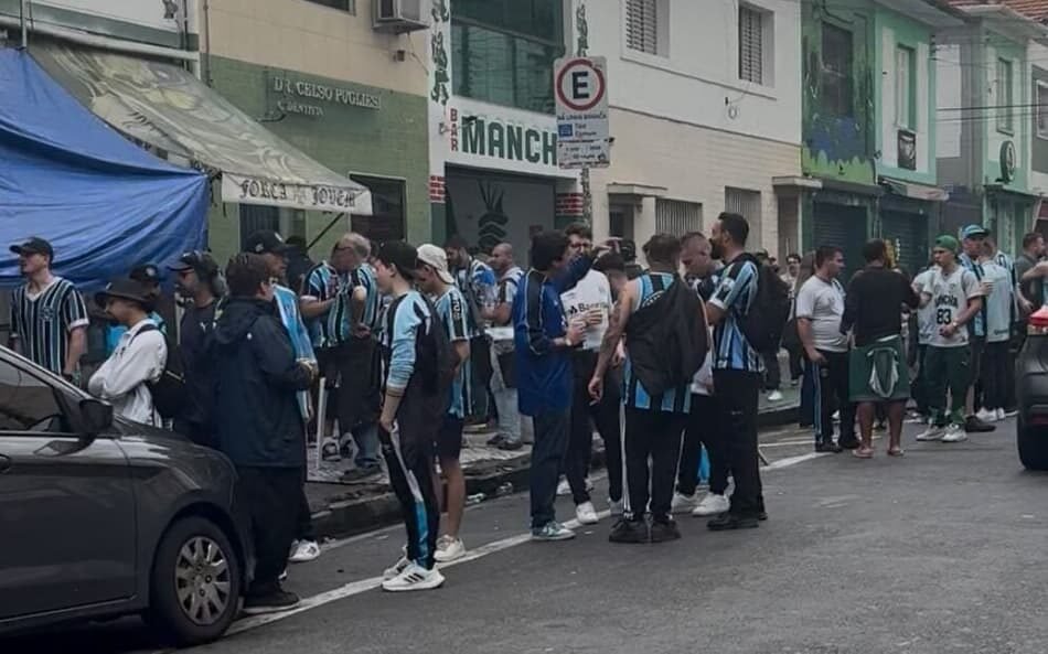 Torcedores do Grêmio e Palmeiras se reúnem em clima amigável antes do jogo no Allianz Parque.