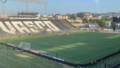 Novo gramado de São Januário em jogo onde o Vasco goleou o Internacional, destacando desafios superados pelo time.