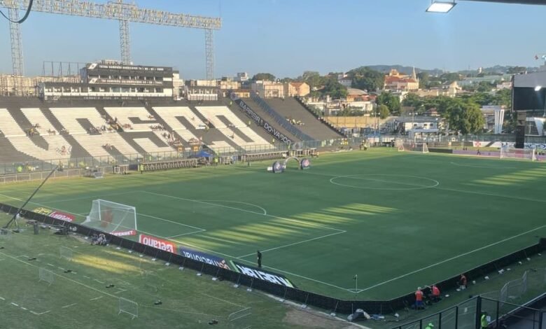 Novo gramado de São Januário em jogo onde o Vasco goleou o Internacional, destacando desafios superados pelo time.