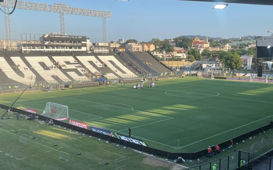 Novo gramado de São Januário em jogo onde o Vasco goleou o Internacional, destacando desafios superados pelo time.
