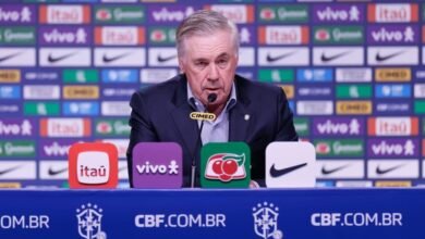 Treinador Carlo Ancelotti anuncia convocação da Seleção Brasileira enquanto a busca por um novo centroavante continua.