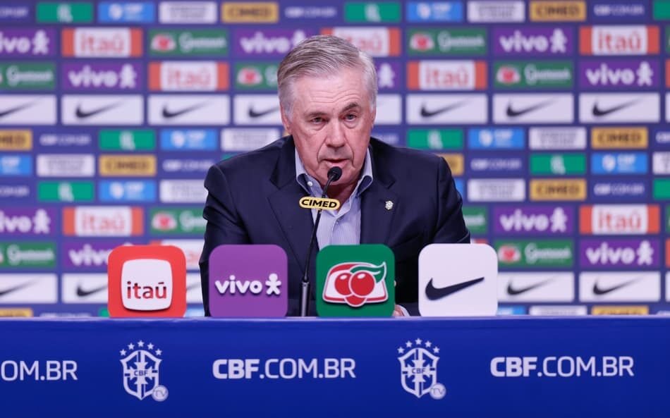 Treinador Carlo Ancelotti anuncia convocação da Seleção Brasileira enquanto a busca por um novo centroavante continua.