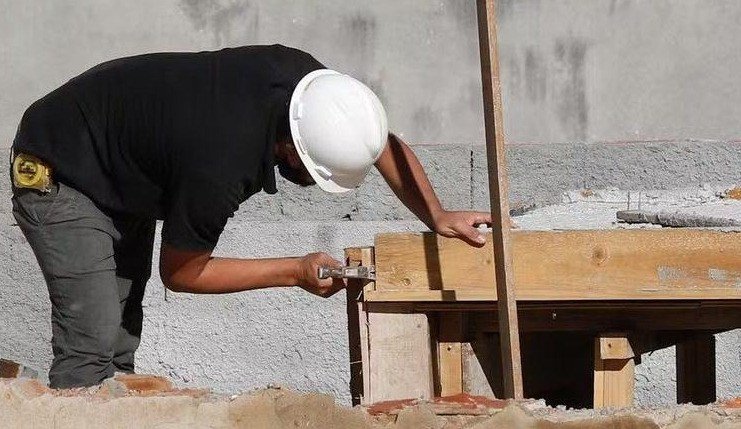 Na imagem, trabalhador de obra de construção civil