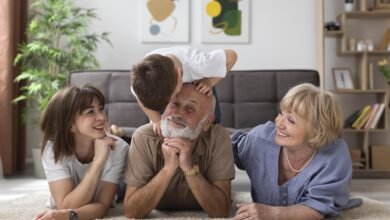 conheça os desafios financeiros de quem cuida de pais e filhos
