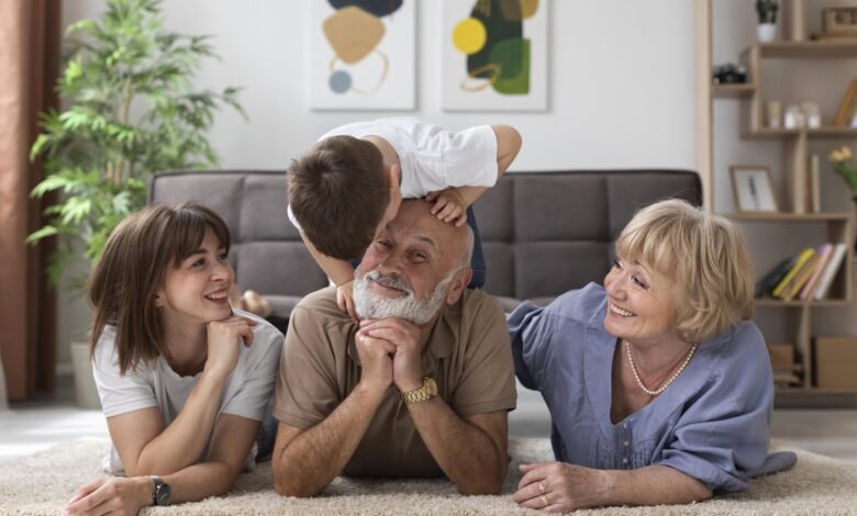 conheça os desafios financeiros de quem cuida de pais e filhos