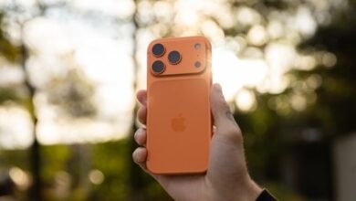 Imagem mostrando a evolução do iPhone ao longo dos anos, destacando tecnologias e recursos que foram removidos, como o botão físico de início e o conector de fones de ouvido.