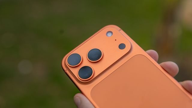 iPhone 17 Pro com avançada tecnologia de câmeras, destacando seu sensor periscópio de 48 MP para fotografias de alta qualidade