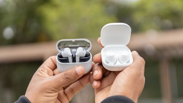 Comparação entre Galaxy Buds 3 FE e Buds Core, os mais recentes fones de ouvido sem fio da Samsung, destacando design, qualidade de som e características inovadoras.