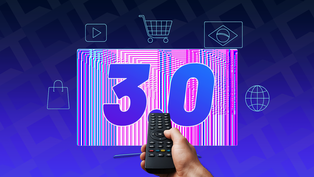 Pessoas no Brasil assistindo TV enquanto fazem compras online em dispositivos móveis, destacando o aumento do consumo multitela e a integração entre televisão e e-commerce.