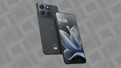 Imagem promocional do Motorola Edge 70 Ultra destacando seu design elegante e o poderoso chip Snapdragon.