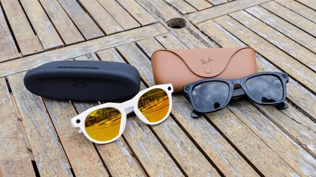 Uma comparação detalhada dos óculos inteligentes Ray-Ban Meta e Oakley Meta, destacando suas características tecnológicas avançadas lançadas pela Meta.