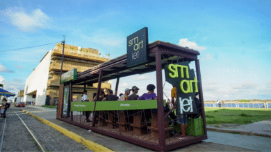 Smartlet: mobiliário urbano sustentável e digital transformando cidades inteligentes com inovação tecnológica.