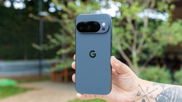 Dispositivos compatíveis com a integração entre Quick Share do Android e AirDrop da Apple, explorando a conectividade e transferência de arquivos entre sistemas operacionais.