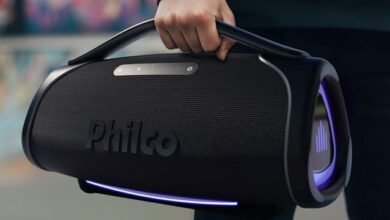 Boombox Philco de 300W com resistência à água e conectividade avançada exibida em ambiente externo.
