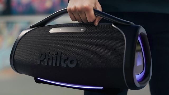 Boombox Philco de 300W com resistência à água e conectividade avançada exibida em ambiente externo.