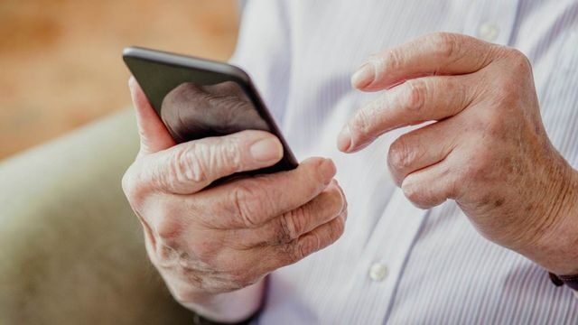 Infográfico destacando que 69% dos brasileiros têm medo de golpes direcionados a idosos durante a Black Friday.