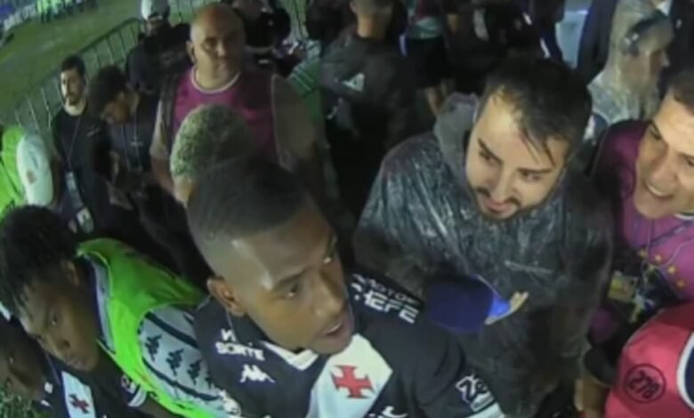 Jogo de futebol entre Vasco e Internacional é interrompido devido a chuvas torrenciais, campo encharcado e jogadores deixando o gramado sob forte chuva.