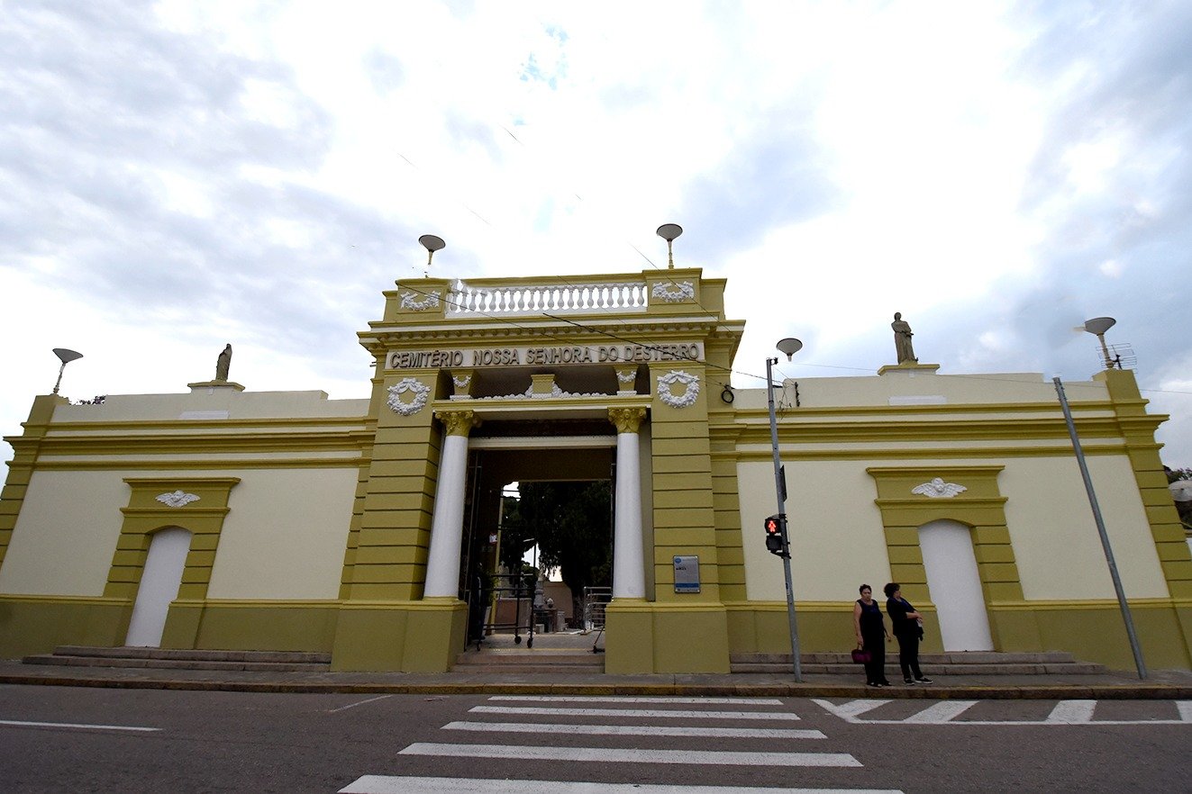 Finados 2025: confira os horários das missas, funcionamento dos cemitérios e interdições no trânsito