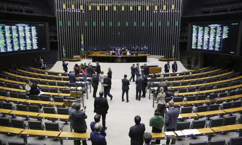 Câmara aprova reajuste de 24% para servidores do Judiciário