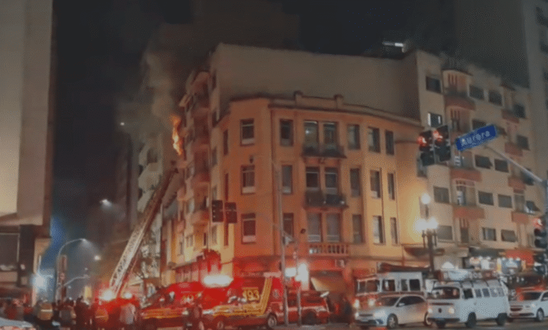Prédio pega fogo na República, região central de São Paulo