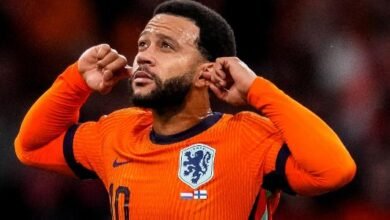Memphis comemora gol marcado pela Holanda contra a Finlândia nas Eliminatórias