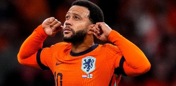Memphis comemora gol marcado pela Holanda contra a Finlândia nas Eliminatórias