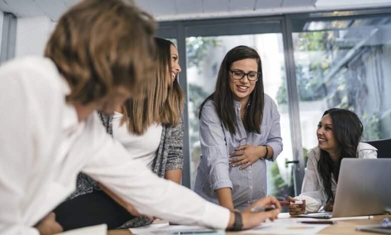 Diferença salarial entre homens e mulheres reflete modelo social, dizem especialistas