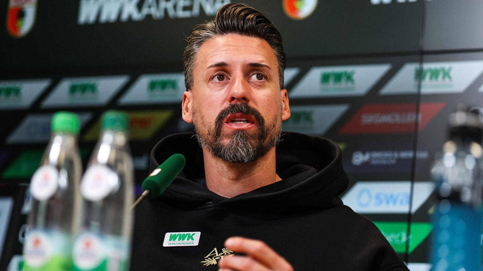 Sandro Wagner bei der Pressekonferenz vor Stuttgart.jpg