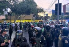Estádio em Lima, Peru, preparado para a final da Copa Libertadores entre Palmeiras e Flamengo, com torcedores ansiosos