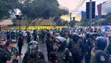 Estádio em Lima, Peru, preparado para a final da Copa Libertadores entre Palmeiras e Flamengo, com torcedores ansiosos