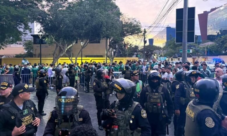 Estádio em Lima, Peru, preparado para a final da Copa Libertadores entre Palmeiras e Flamengo, com torcedores ansiosos