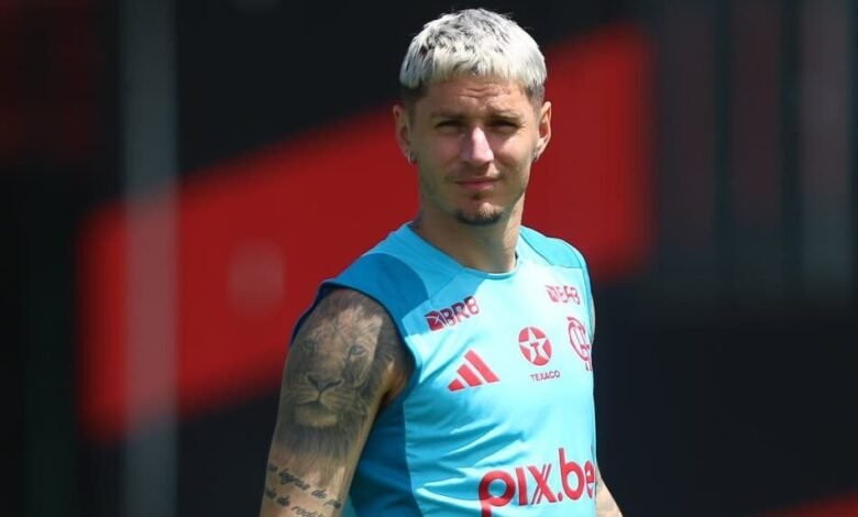 Guillermo Varela comemorando a vitória do Flamengo sobre o Sport em jogo emocionante