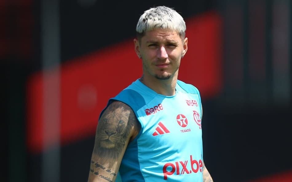 Guillermo Varela comemorando a vitória do Flamengo sobre o Sport em jogo emocionante