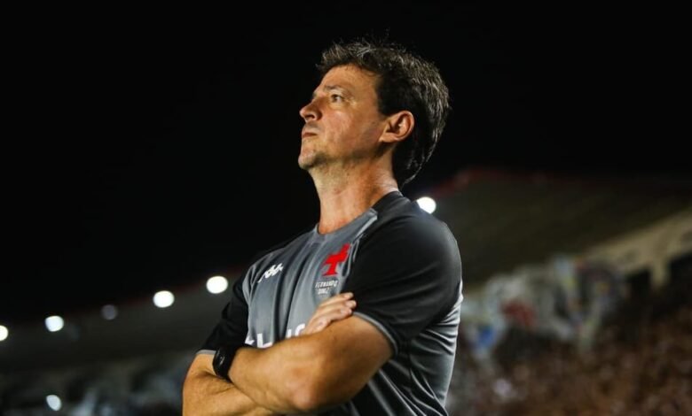 Jogo de futebol: Vasco reforçado enfrenta Mirassol no estádio São Januário. Provável escalação do Vasco indicada.