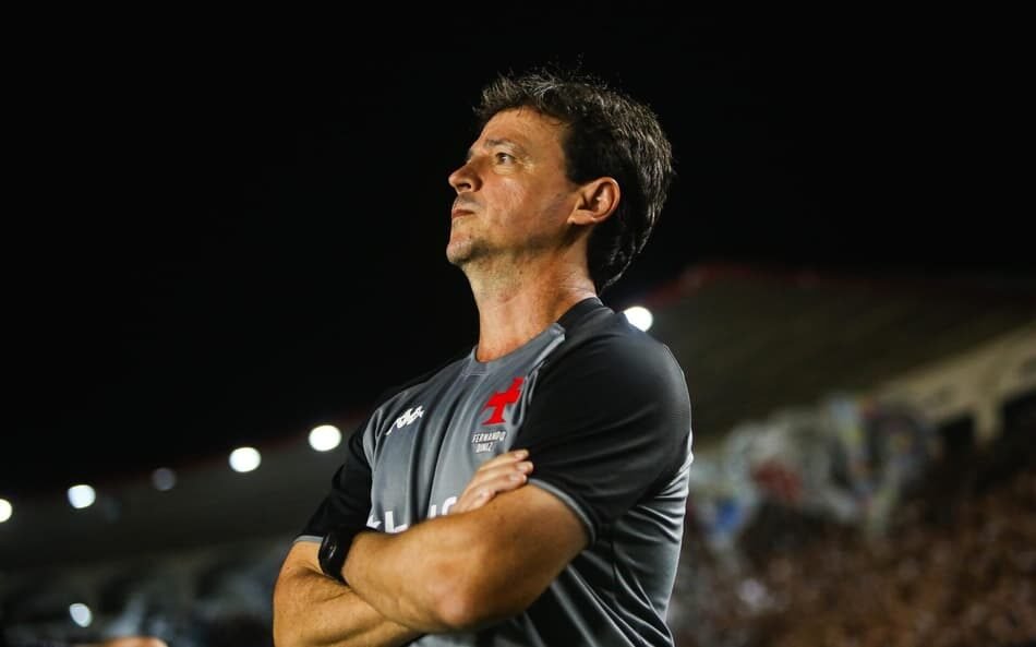 Jogo de futebol: Vasco reforçado enfrenta Mirassol no estádio São Januário. Provável escalação do Vasco indicada.