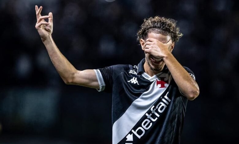 Nuno Moreira celebra temporada histórica no Vasco, estabelecendo recordes e recebendo homenagens pelo seu desempenho no futebol.