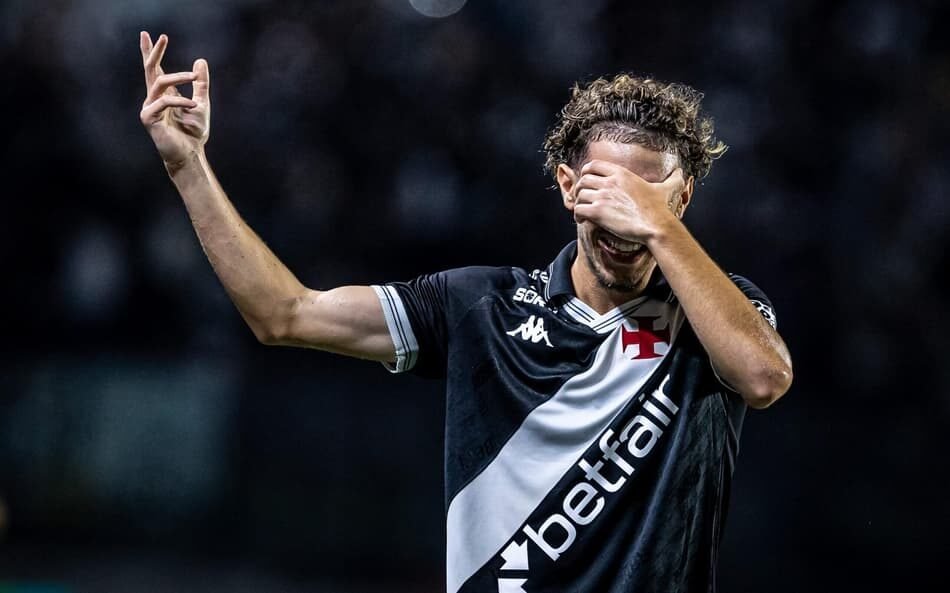Nuno Moreira celebra temporada histórica no Vasco, estabelecendo recordes e recebendo homenagens pelo seu desempenho no futebol.