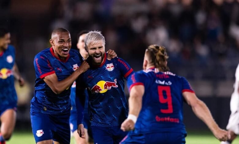 Imagem do jogo entre Bragantino e Vitória pelo Brasileirão, com o time Bragantino comemorando uma goleada que complicou o Vitória na tabela de classificação.