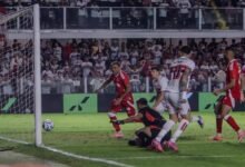 Foto de Abel Braga, técnico do Internacional, gesticulando na área técnica durante um jogo crucial na luta contra o rebaixamento no Brasileirão.