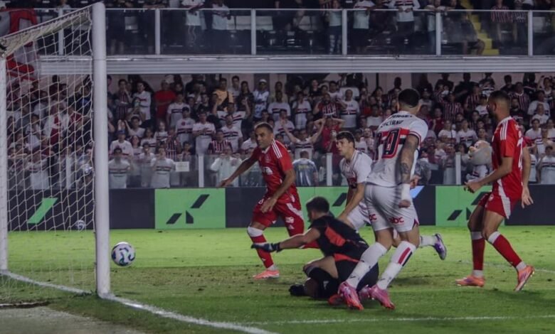 Foto de Abel Braga, técnico do Internacional, gesticulando na área técnica durante um jogo crucial na luta contra o rebaixamento no Brasileirão.