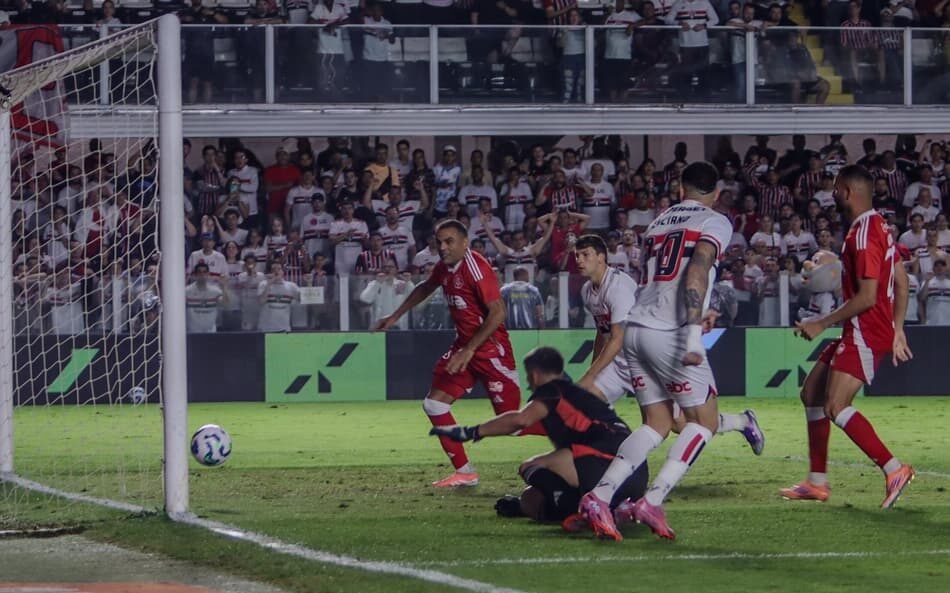 Foto de Abel Braga, técnico do Internacional, gesticulando na área técnica durante um jogo crucial na luta contra o rebaixamento no Brasileirão.