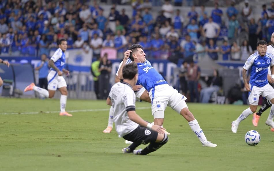 Botafogo consegue empate dramático contra o Cruzeiro no Mineirão em jogo do Brasileirão, mostrando determinação e resiliência ao enfrentar desafios no campeonato brasileiro de futebol.