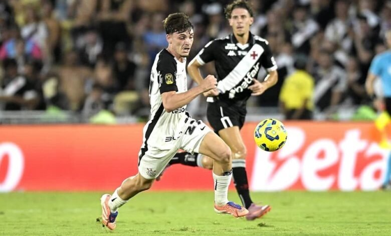 Imagem mostrando Breno Bidon, jogador do Corinthians, como principal foco com a taça da Libertadores ao fundo, simbolizando seu futuro promissor no clube em meio a especulações crescentes.