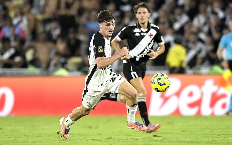 Imagem mostrando Breno Bidon, jogador do Corinthians, como principal foco com a taça da Libertadores ao fundo, simbolizando seu futuro promissor no clube em meio a especulações crescentes.