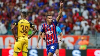 Luciano Juba, destacado jogador do Bahia, comemora a extensão de seu contrato até 2029, simbolizando um futuro promissor no clube.