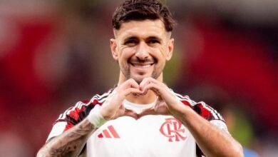 Giorgian de Arrascaeta recebendo o prêmio de Rei da América 2025, superando Lionel Messi.